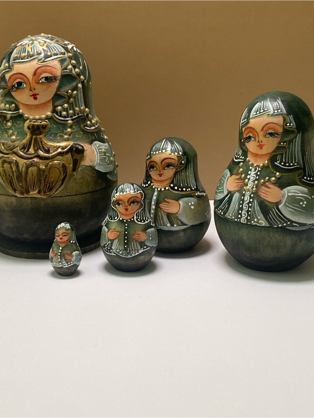 Hand-Painted Green Matryoshka Nesting Dolls — Decorative Home Sculpture